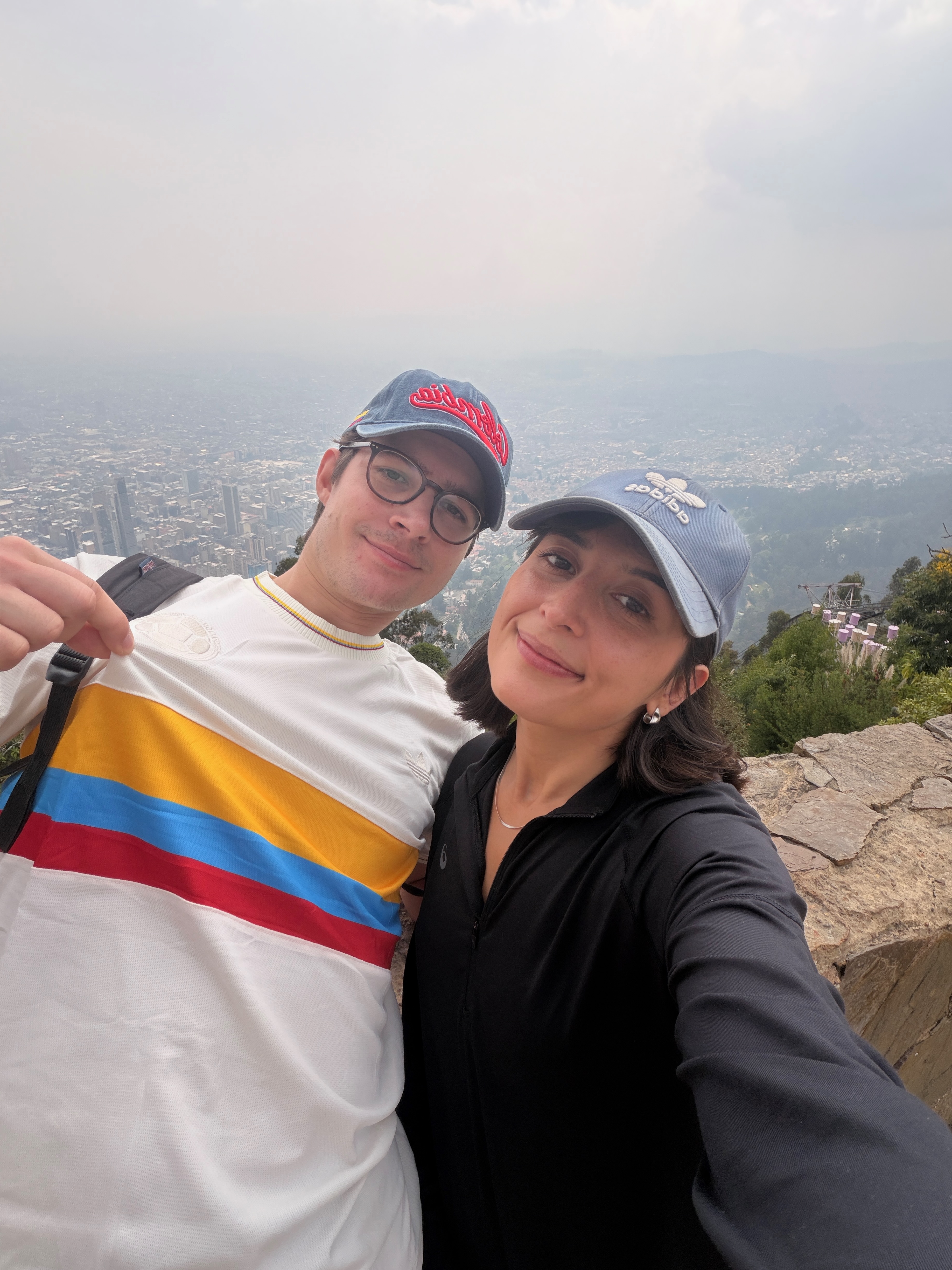 Selfie eines Paares neben einem gelben Pfeil